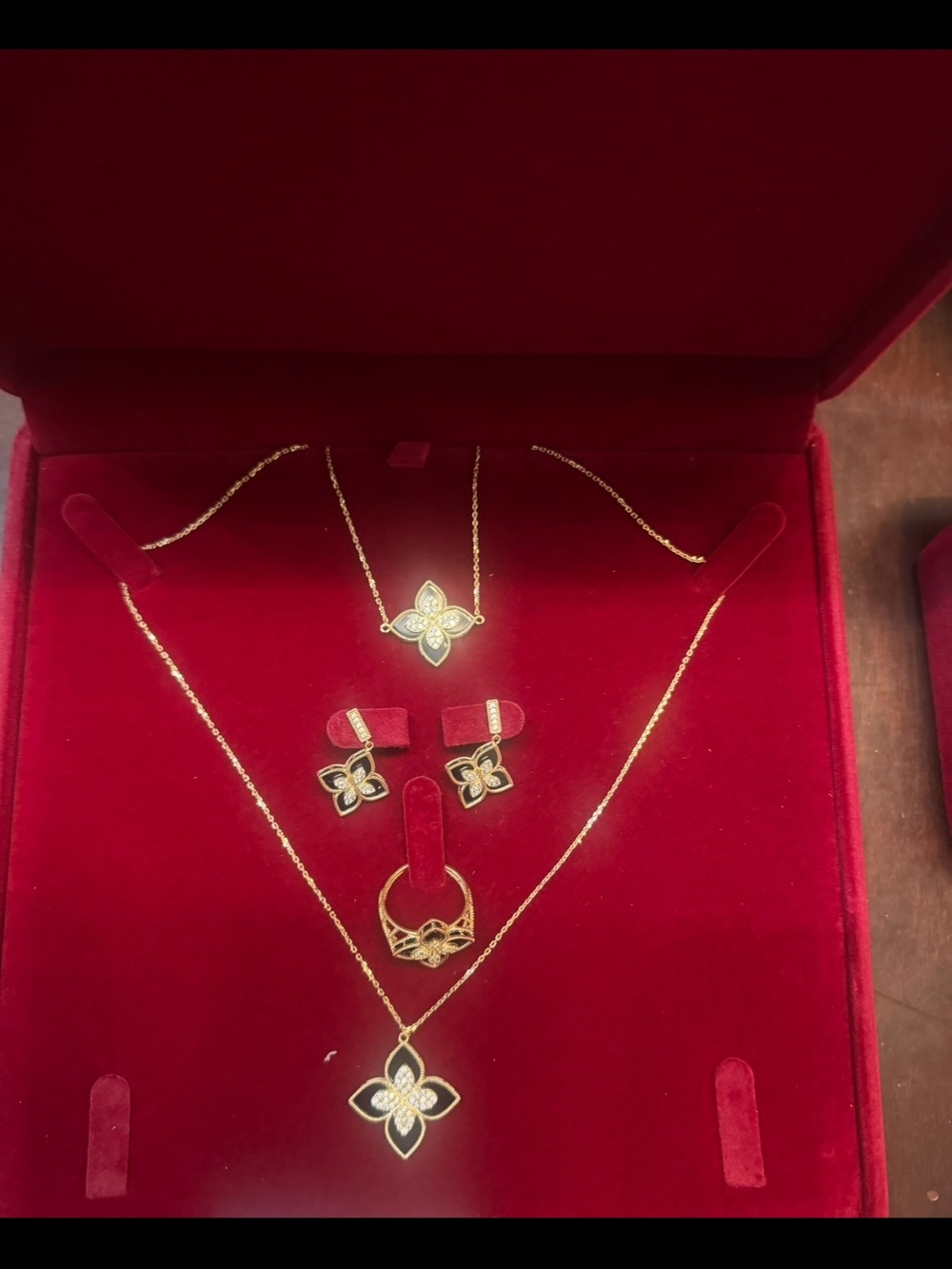 18k Gold Floral Motif Necklace Set